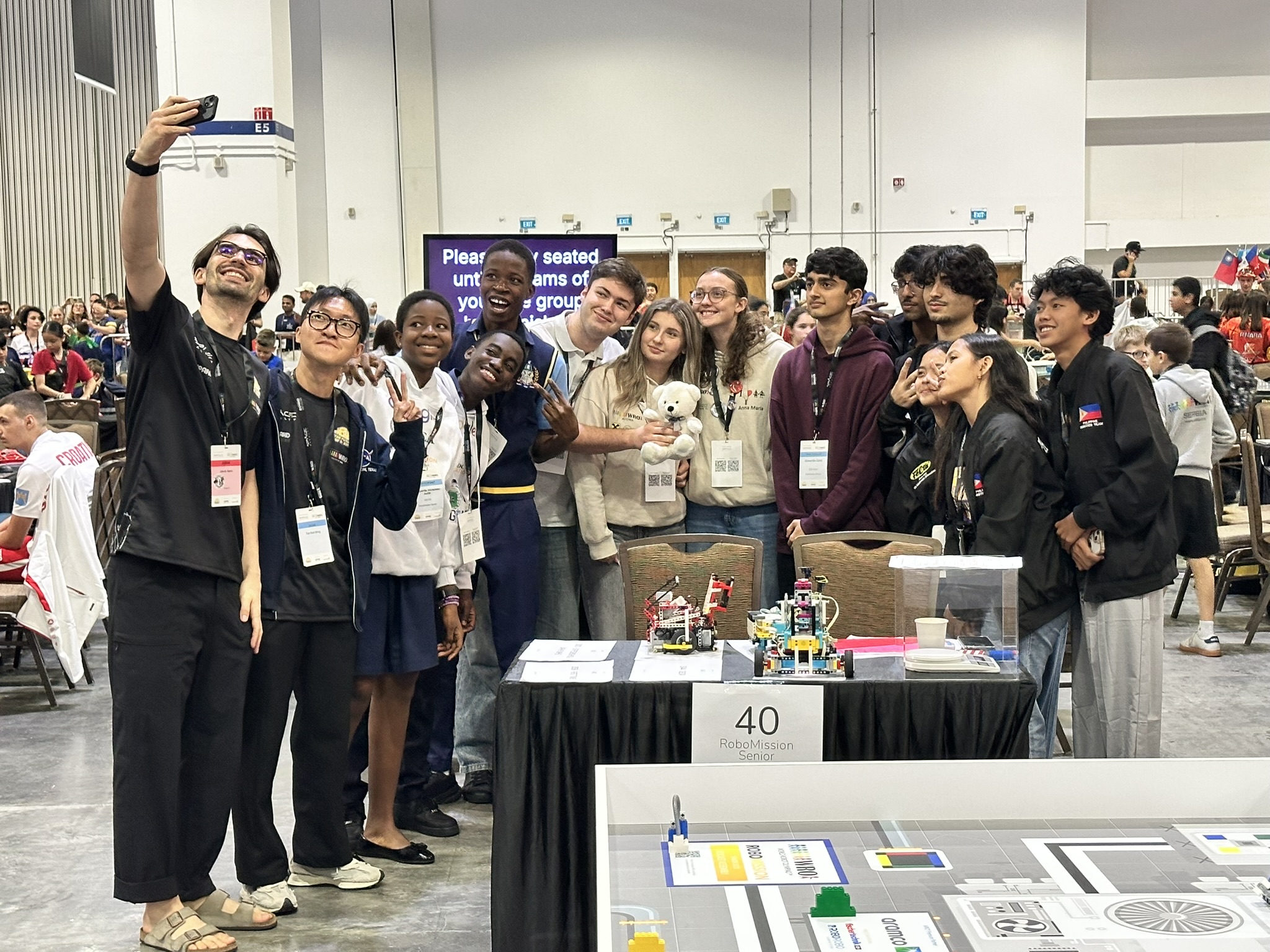 WRO Weltfinale 2025 in Singapur – Österreichische Teams im internationalen Rampenlicht